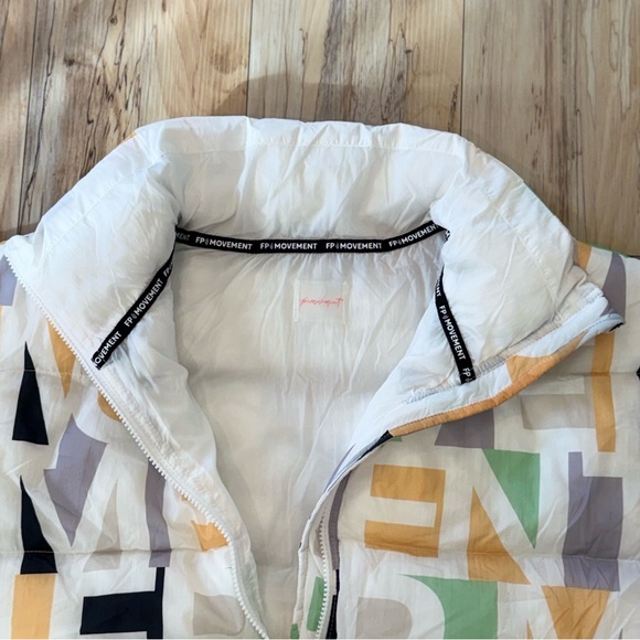 Free People Movement In A Bubble Printed Puffer Vest. NWT. Blocked logo, M - Picture 12 of 14
